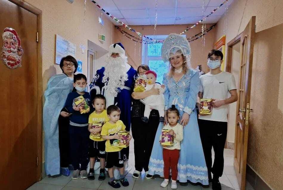Новогоднее чудо в Архангельской ЦРБ: Дед Мороз и Снегурочка принесли праздник детям