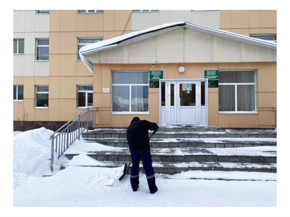 Каждое утро и в течение всего дня наши сотрудники хозяйственной службы расчищают снег